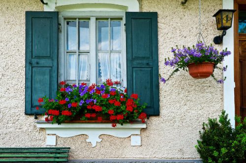 Trang trí khung cửa sổ bằng các chậu hoa