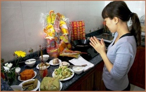 Theo chuyên gia nghiên cứu tâm linh Nguyễn Văn Dương việc cúng ông Táo như vậy là không chính xác. Ông Công cai quản đất đai trong nhà còn ông táo là 3 vị đầu rau coi trông bếp núc của gia đình. Tuy nhiên, đều phải được thờ phụng trên bàn thờ chính của gia đình (ảnh minh họa).