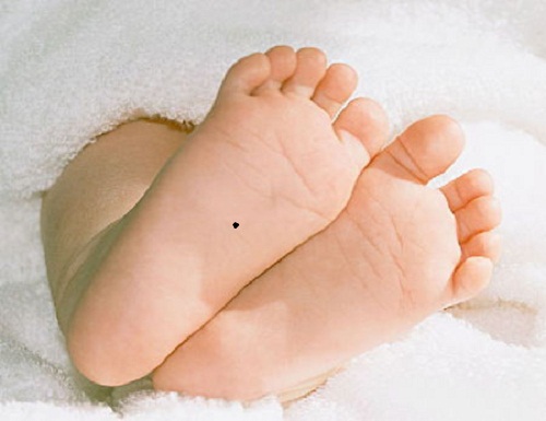 Nếu con bạn có nốt ruồi mọc dưới lòng bàn chân trái thì phải nói rằng bạn là người rất may mắn vì có người con như thế (ảnh minh họa).