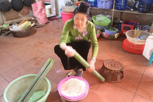 Tục bó vỏ ống cơm lam của dân tộc Thái