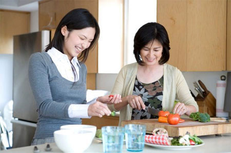 Cách đơn giản để làm Mẹ vui trong ngày này là hãy đi chợ mua đồ về và cùng vào bếp nấu ăn với Mẹ của mình nhé (ảnh minh họa).